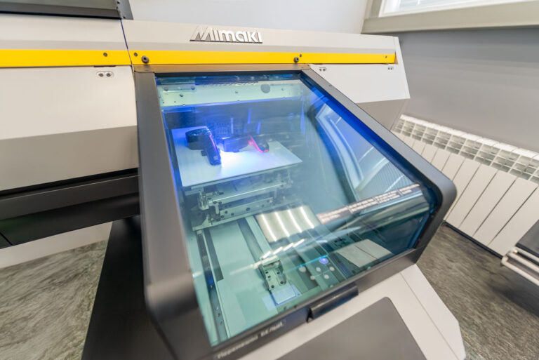 УФ-печать на принтере Mimaki UJF-3042MKIIe: технология и возможности